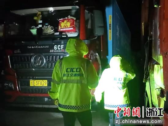 嵊州服务区服务滞留货车司机。浙江交通集团 供图 嵊州服务区服务滞留货车司机。浙江交通集团 供图