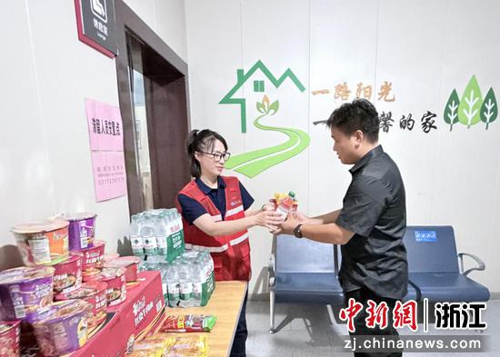 志愿者分发物资。 浙江交通集团 供图