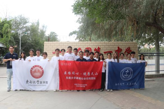 一五〇团第一中学前合影。
