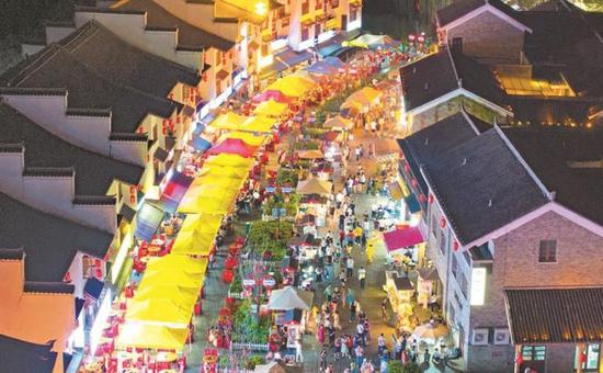 六盘水荷城的特色夜经济，一到夜晚游人如织。 本报记者 尚宇杰 摄