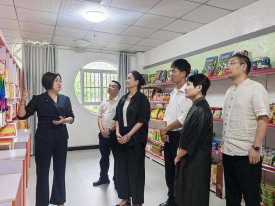 调研组在赫章县儿童福利院了解儿童福利院设施设备、功能布局等情况 王娜 摄