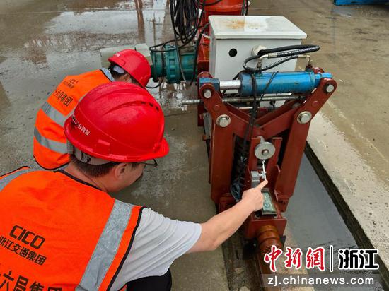 甬台温改扩建宁波南段安全员检查梁场龙门吊限位装置。&nbsp;浙江交通集团&nbsp;供图