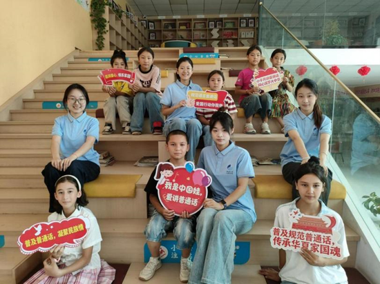队员们与社区少年共同宣传推广国家通用语言e