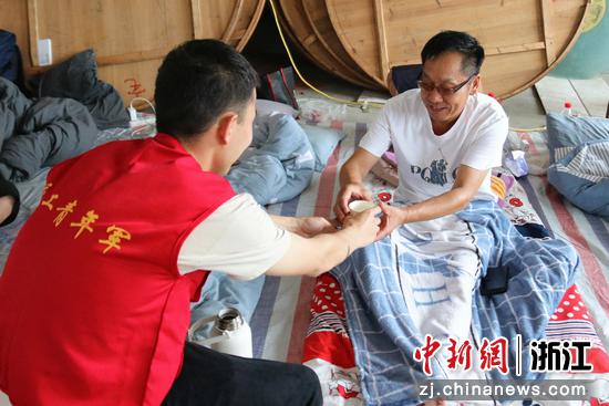 值班人员为工友提供帮助。浙江交工&nbsp;供图