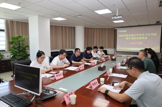 第八师石河子市总医院座谈。