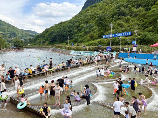 在仁怀市五马镇三元村新近改造完成的标准化防溺水亲水区，浅滩平整、水质清澈、环境整洁。