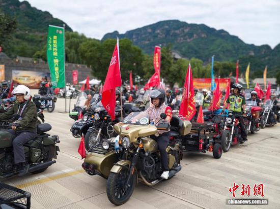 图为边车爱好者在黄崖关长城脚下集结发车。赵敬波 摄