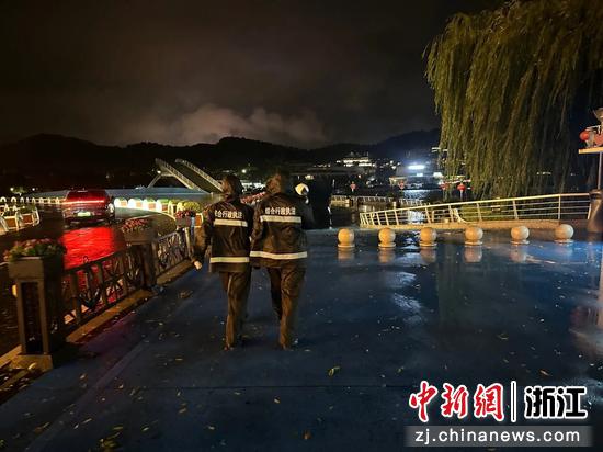 滨湖执法中队队员巡查街道涉水区域。 南太湖新区 供图 滨湖执法中队队员巡查街道涉水区域。 南太湖新区 供图