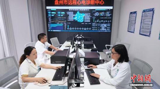 图为盘州市人民医院远程心电诊断中心。曾浩洋 摄