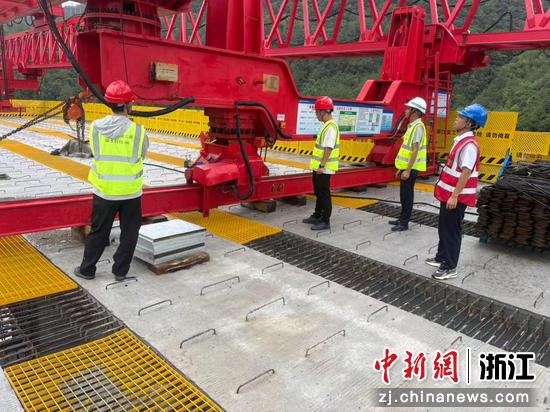 义龙庆丽水段项目安全员检查架桥机轨道及安全装置。&nbsp;浙江交通集团&nbsp;供图