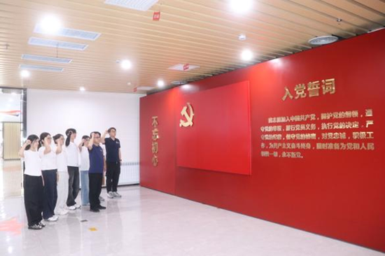 八路军驻新疆办事处纪念馆重温入党誓词。