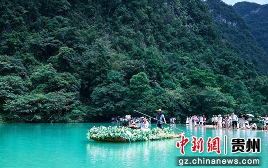 上己定湖水上音乐表演。