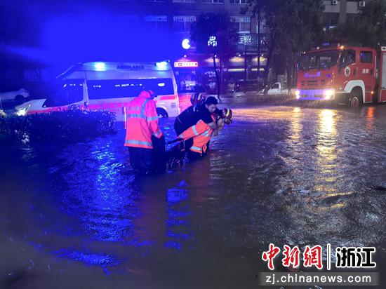 消防员救援现场。 台州市消防救援局 供图 消防员救援现场。 台州市消防救援局 供图