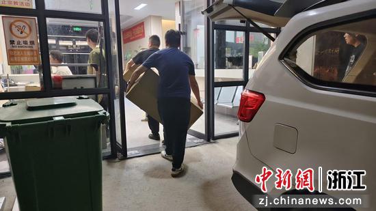 农行工作人员开展防台工作。&nbsp;倪孟初&nbsp;供图