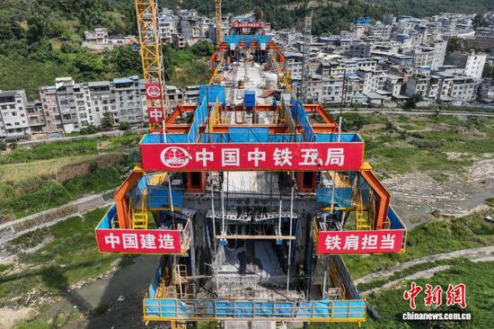 8月12日，航拍建设中的黄百铁路望谟河特大桥。中新社记者 瞿宏伦 摄