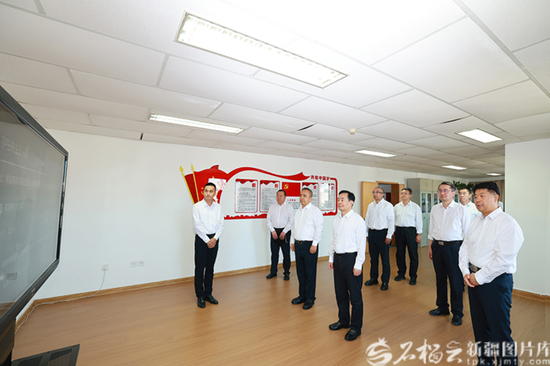 8月11日，自治区党委书记陈小江、自治区主席艾尔肯·吐尼亚孜在自治区卫生健康委，听取全区基层卫生工作进展情况介绍。天山网-新疆日报记者 崔志坚摄e