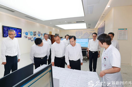 8月11日，自治区党委书记陈小江、自治区主席艾尔肯·吐尼亚孜在自治区人民医院远程医学中心，调研医院建设、医疗服务、群众就医等工作。天山网-新疆日报记者 崔志坚摄