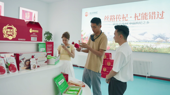 “品味新疆”团队走进位于精河工业园区的新疆杞明星枸杞产业发展有限公司查看农产品。