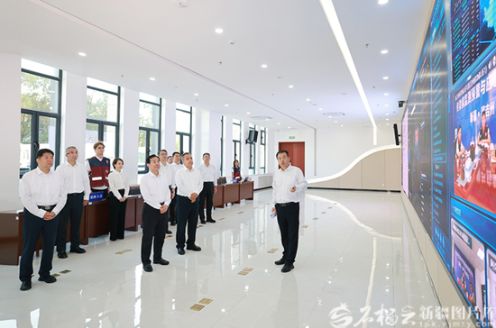 8月11日，自治区党委书记陈小江、自治区主席艾尔肯·吐尼亚孜在自治区疾控中心，深入了解疾控队伍建设、传染病监测预警、应急处置等情况。天山网-新疆日报记者 崔志坚摄
