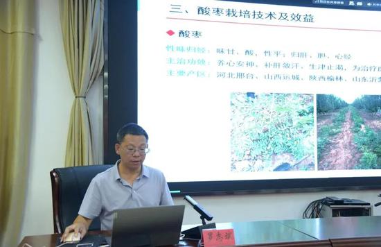 中国林业科学研究院生态保护与修复研究所副所长、国家林草局盐碱地研究中心主任、研究员罗志斌围绕盐碱地改良治理作《盐碱地林草生态治理》专题分享。 买合木提 摄e