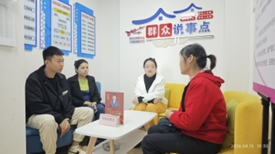 社区工作人员回访就业人员工作情况。