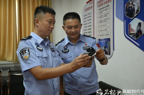 苗一家鑫（右）和同事一起交流业务（资料图）。本人供图4