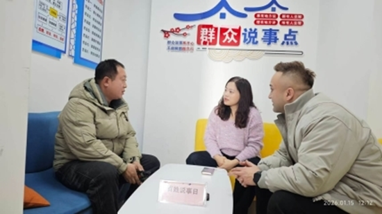 社区调解员正在“群众说事点”调解领里纠纷。