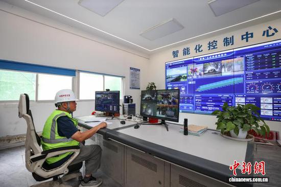 8月12日，工作人员在智能控制中心监控施工情况。中新社记者 瞿宏伦 摄