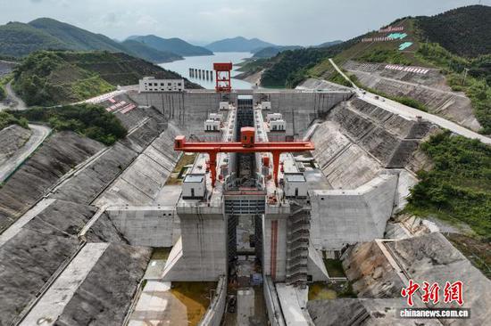 图为航拍百色水利枢纽通航设施工程。　中新网记者 瞿宏伦 摄