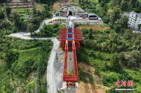 8月12日，航拍建设中的黄百铁路望谟河特大桥。中新社记者 瞿宏伦 摄