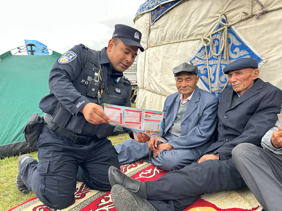 民警到牧区定居点开展安全宣传。