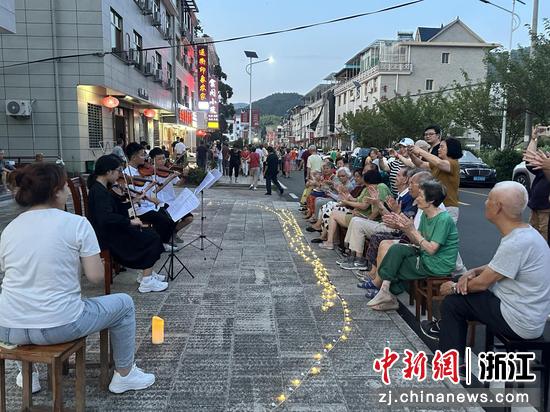 民众在遂昌街头举行露天音乐演出。遂昌县农业农村局供图