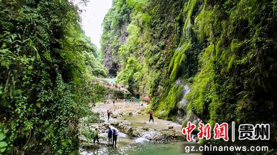 游客体验溪降项目。卢永 摄