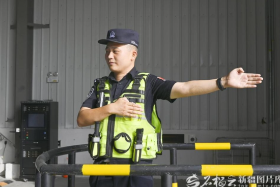 苗一家鑫在新疆出入境边防检查总站老爷庙出入境边防检查站执勤（资料图）。本人供图