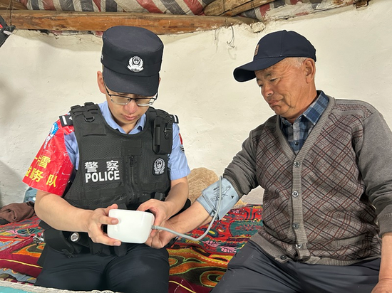 民警到辖区为老人测量血压e