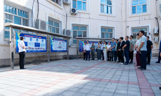 全体参会人员实地观摩沁苑社区基层消防安全综合治理工作。