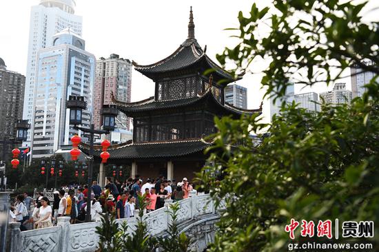 8月12日，游客在贵阳市甲秀楼景区游玩打卡。