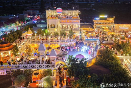 image一家人打卡过的帕拉梅拉农庄。 阿图什市文化体育广播电视和旅游局供图