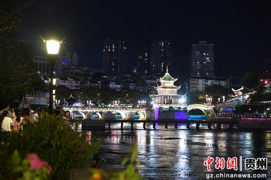 8月12日，游客在贵阳市甲秀楼景区游玩打卡。