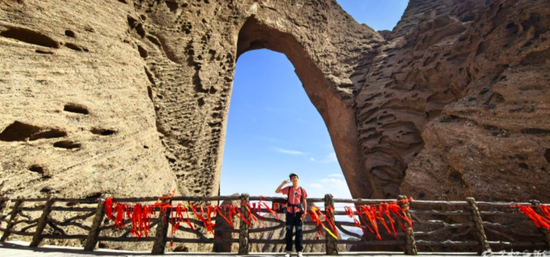 边亦胡在阿图什天门景区打卡。 阿图什市文化体育广播电视和旅游局供图