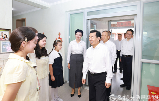 8月12日，自治区党委书记陈小江、自治区主席艾尔肯·吐尼亚孜在乌鲁木齐SOS儿童村，察看机构建设管理和家庭式抚育情况，亲切看望孩子们。天山网-新疆日报记者 崔志坚摄e