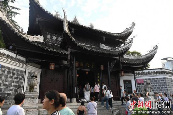 8月12日，游客在贵阳市甲秀楼景区游玩打卡。