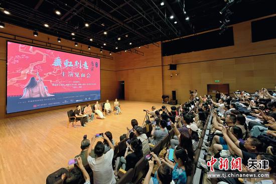 8月13日晚，中国歌剧舞剧院原创舞剧《垂虹别意·唐寅》天津站主演见面会在天津大剧院多功能厅举行。 记者 佟郁 摄