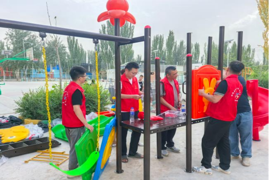 购置大型户外组合游乐设施。
