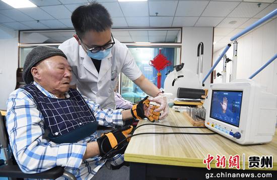 8月12日，贵阳市南明区西湖社区卫生服务中心的医生正指导老年患者进行手功能辅助训练。