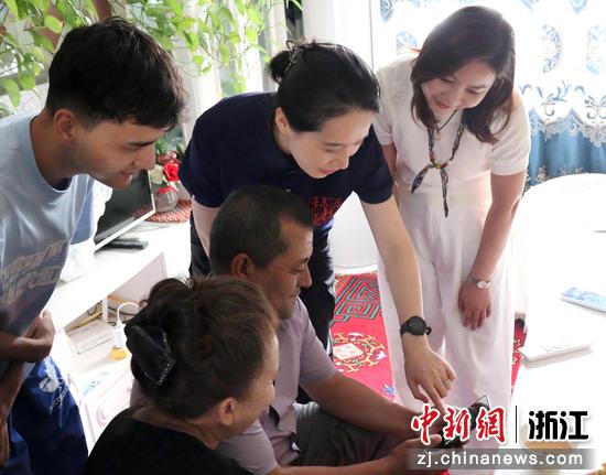 近日，实践团家访并介绍学校政策。（主办方供图）