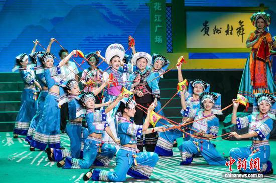 8月12日晚，贵州民族歌舞剧《锦·蓝》预热专场在贵州省黔西南州册亨县精彩上演。中新社记者 瞿宏伦 摄