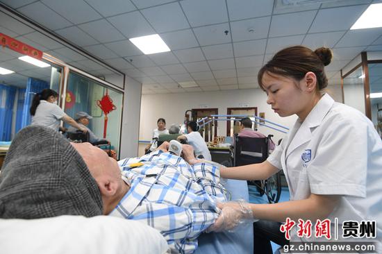 8月12日，贵阳市南明区西湖社区卫生服务中心的医生正指导老年患者进行上肢主被动活动训练。