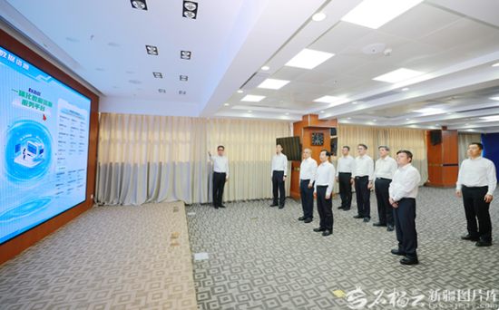 8月12日，自治区党委书记陈小江、自治区主席艾尔肯·吐尼亚孜在自治区民政厅，了解民政事业服务中心平台建设、运行发展等工作。天山网-新疆日报记者 崔志坚摄e