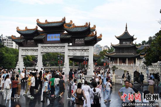 8月12日，游客在贵阳市甲秀楼景区游玩打卡。